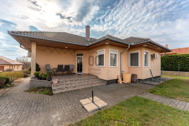 Eladó családi ház, Pétfürdőn 139.9 M Ft, 3 szobás