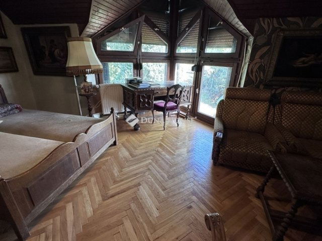 Eladó téglalakás, Pécsett 98.9 M Ft, 6 szobás