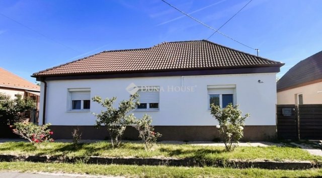 Eladó családi ház, Táton 74 M Ft, 5 szobás