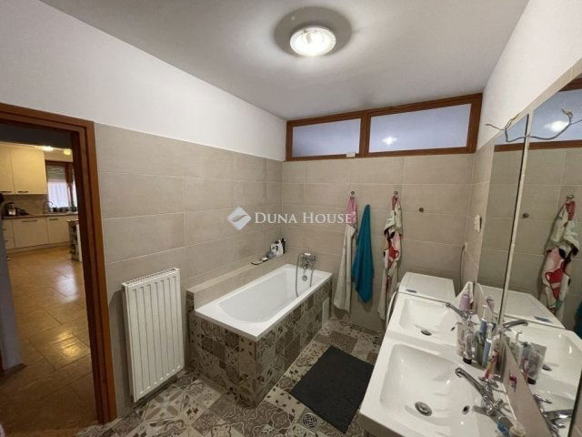 Eladó családi ház, Helvécián 89.9 M Ft, 4 szobás