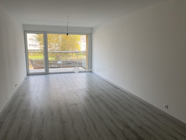 Eladó téglalakás, Siófokon 83 M Ft, 2 szobás