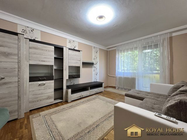 Kiadó panellakás, albérlet, Miskolcon, Pallós utcában, 3 szobás
