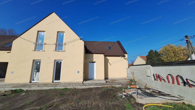 Eladó téglalakás, Jászberényben 53.6 M Ft, 4 szobás