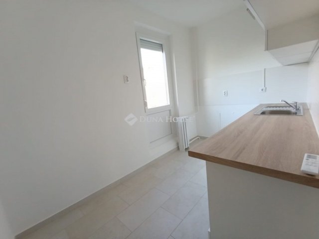 Eladó panellakás, Pécsett 48.9 M Ft, 3 szobás