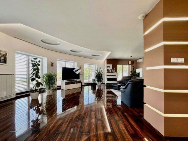 Eladó családi ház, Pécsett 425 M Ft, 6 szobás