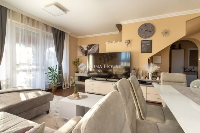 Eladó sorház, Nagytarcsán 126 M Ft, 4 szobás