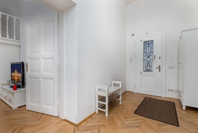 Kiadó téglalakás, albérlet, V. kerületben, Hold utcában