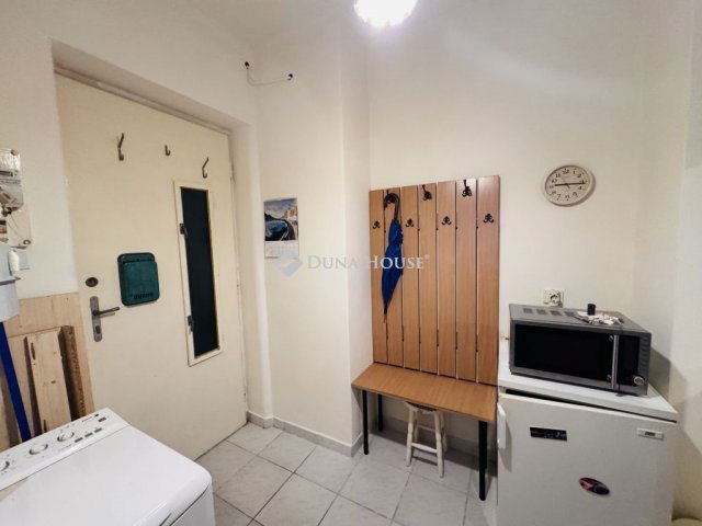 Eladó téglalakás, Pécsett, János utcában 34.5 M Ft, 1 szobás