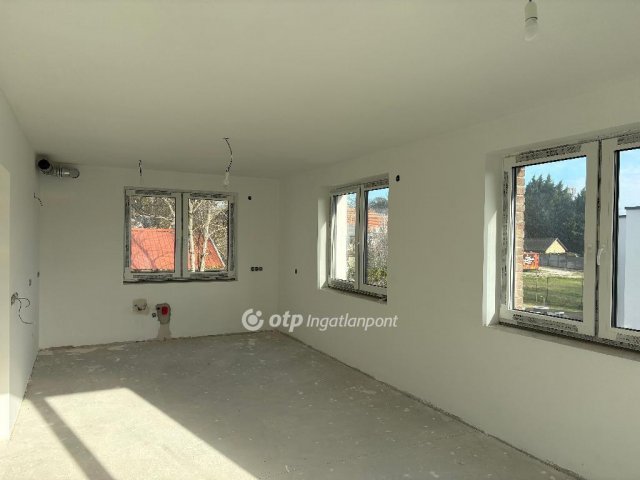 Eladó téglalakás, Balatonakarattyán 131.9 M Ft, 4 szobás