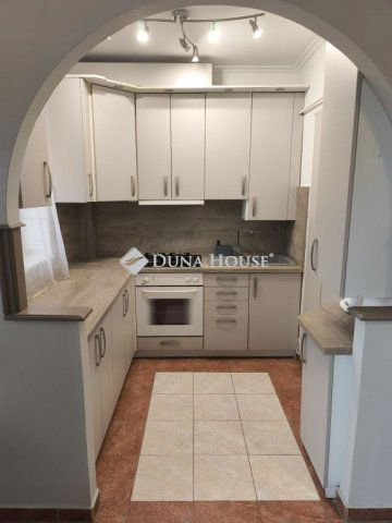 Eladó téglalakás, Cegléden, Széchenyi úton 64.9 M Ft, 3 szobás