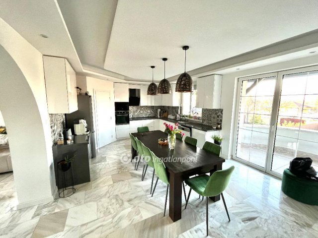 Eladó családi ház, Debrecenben 164 M Ft, 4+1 szobás