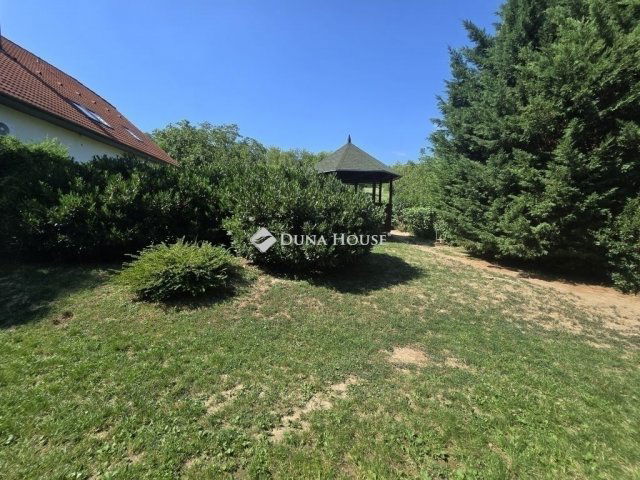 Eladó családi ház, Pécsett 149.9 M Ft, 6 szobás