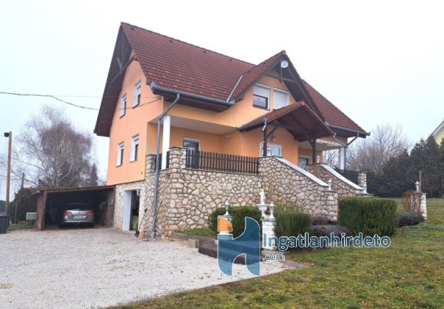 Eladó családi ház, Rezin 109.5 M Ft, 5 szobás