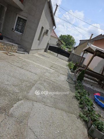 Eladó családi ház, Siklóson 50 M Ft, 3 szobás