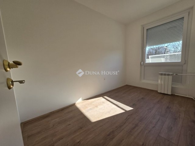 Eladó panellakás, Pécsett 44.9 M Ft, 2+1 szobás