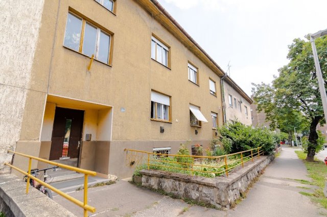 Kiadó téglalakás, albérlet, Pécsett 120 E Ft / hó, 1 szobás