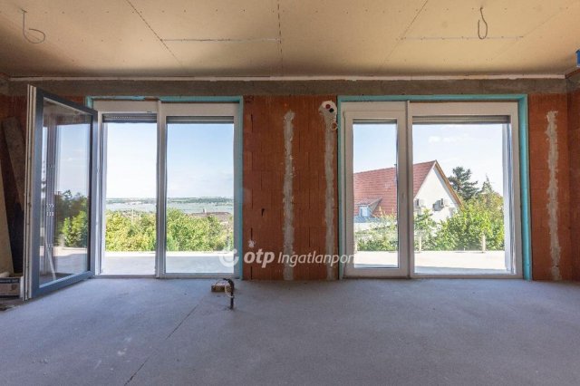 Eladó családi ház, Velencén 159 M Ft, 3+2 szobás