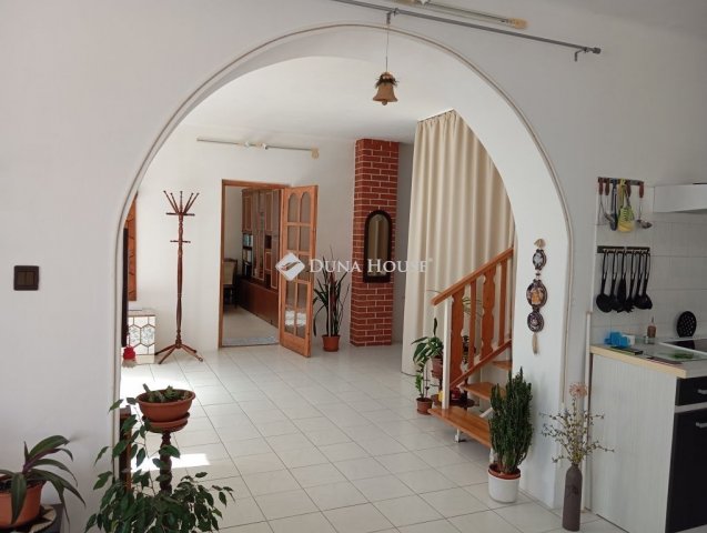 Eladó családi ház, Kiskunlacházán 85 M Ft, 5 szobás