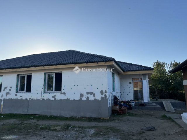 Eladó ikerház, Pilisen 73 M Ft, 4 szobás / költözzbe.hu