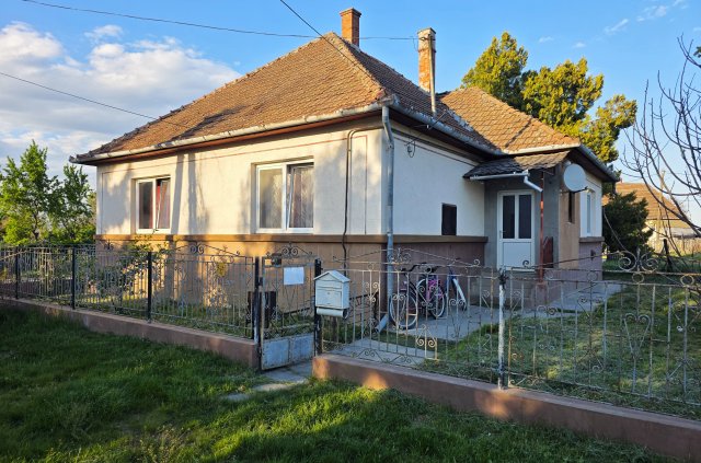 Eladó családi ház, Tiszaeszláron 17 M Ft, 3 szobás