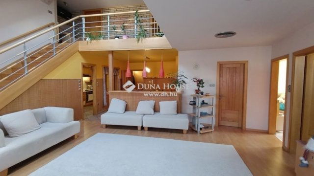 Eladó téglalakás, Mohácson 78.499 M Ft, 5 szobás