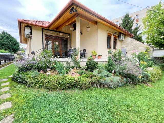 Eladó családi ház, Pécsett 125 M Ft, 3 szobás