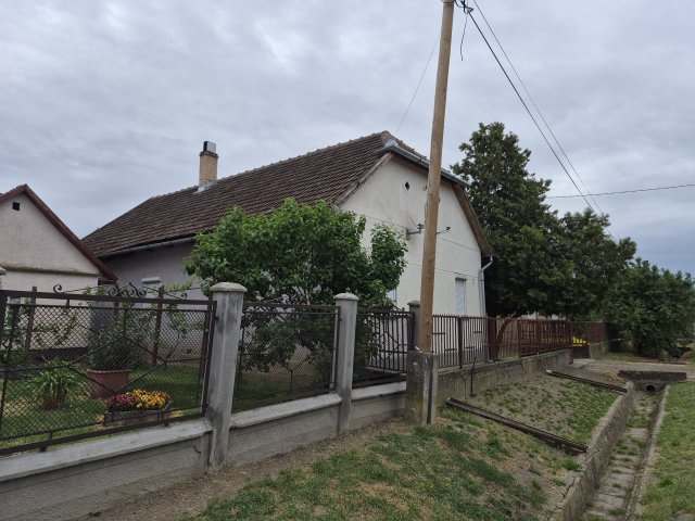 Eladó családi ház, Ököritófülpösön 8.5 M Ft, 3+1 szobás