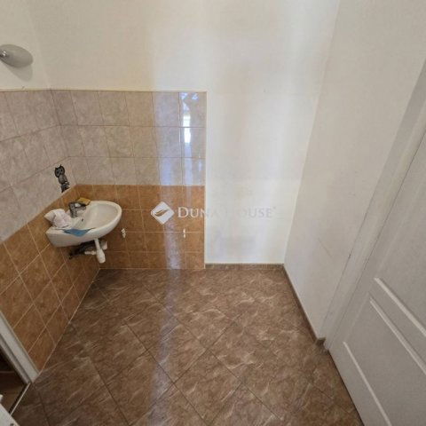 Eladó üzlethelyiség, Lajosmizsén 26.9 M Ft, 2 szobás