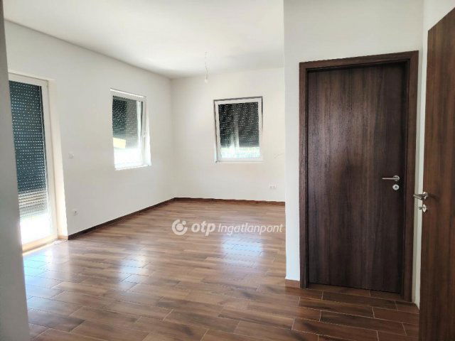 Eladó ikerház, Velencén 99.9 M Ft, 4 szobás