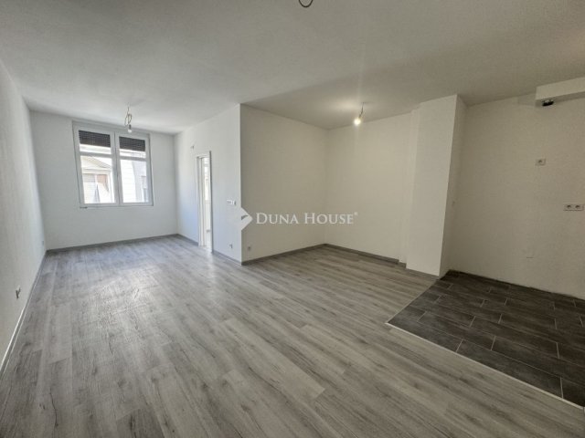 Eladó téglalakás, Budapesten, VI. kerületben 79.9 M Ft, 2 szobás