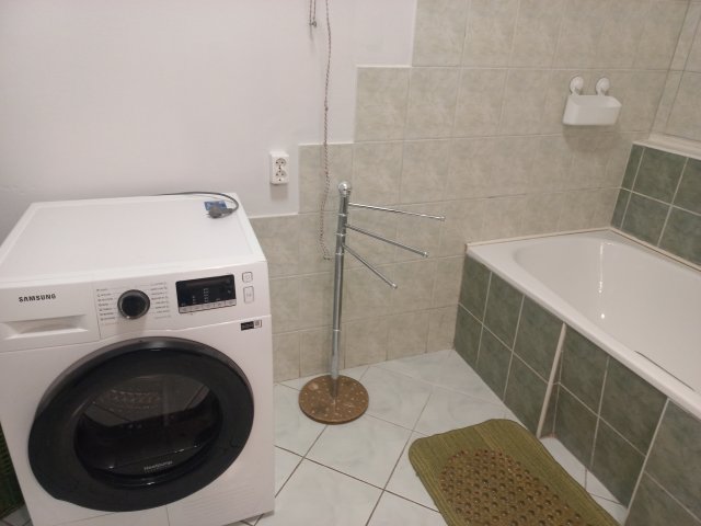 Kiadó családi ház, albérlet, Pécsett 190 E Ft / hó, 1+3 szobás