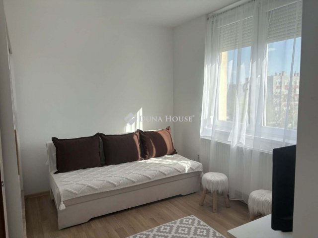 Eladó téglalakás, Komáromban 43.9 M Ft, 2 szobás