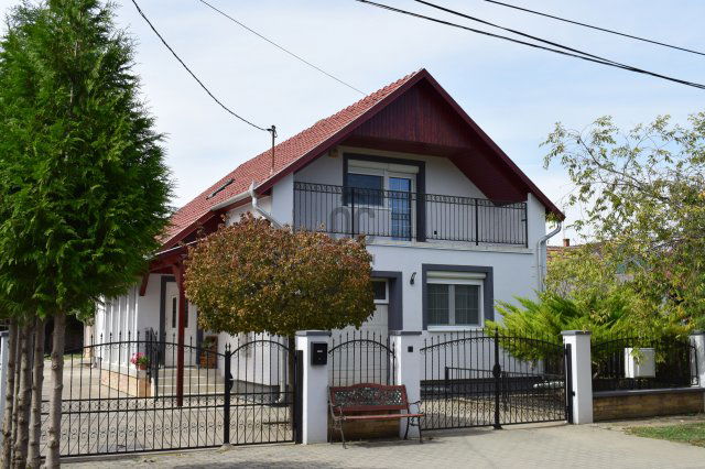 Eladó családi ház, Makón 109 M Ft, 5 szobás