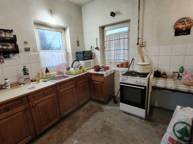 Eladó családi ház, Pécsett 69 M Ft, 5 szobás