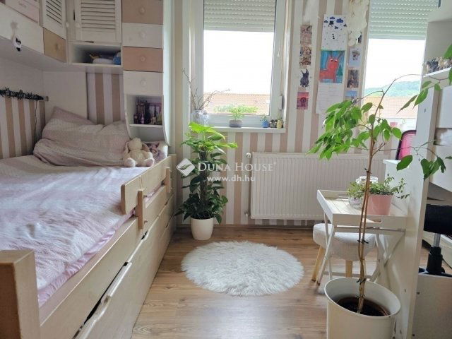 Eladó téglalakás, Pécsett 75 M Ft, 4 szobás