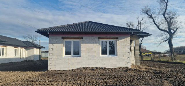 Eladó téglalakás, Cegléden 60 M Ft, 3 szobás