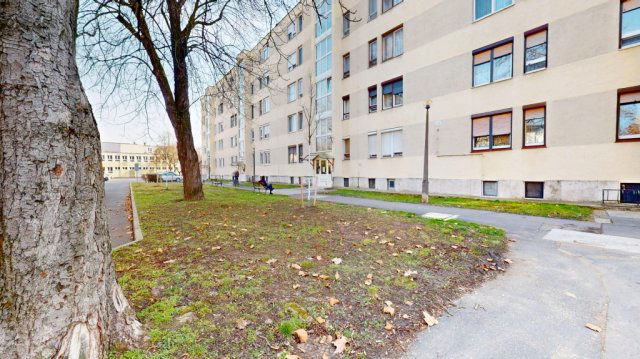 Eladó panellakás, Tiszaújvárosban 32 M Ft, 2 szobás