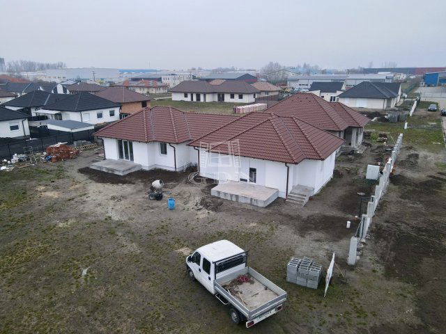 Eladó ikerház, Jászberényben 58.99 M Ft, 3 szobás