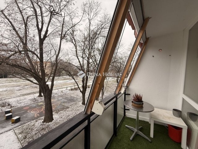 Eladó panellakás, Pécsett 51.9 M Ft, 3 szobás