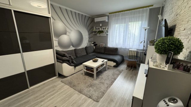 Eladó panellakás, Pécsett, Csikor Kálmán utcában 44.9 M Ft