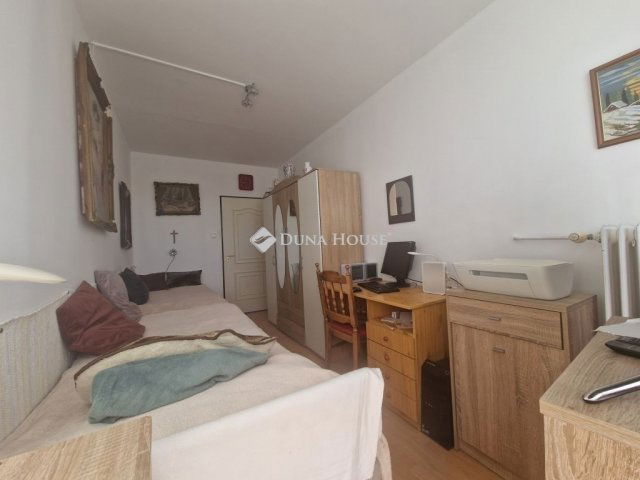 Eladó panellakás, Pécsett 49.9 M Ft, 3 szobás