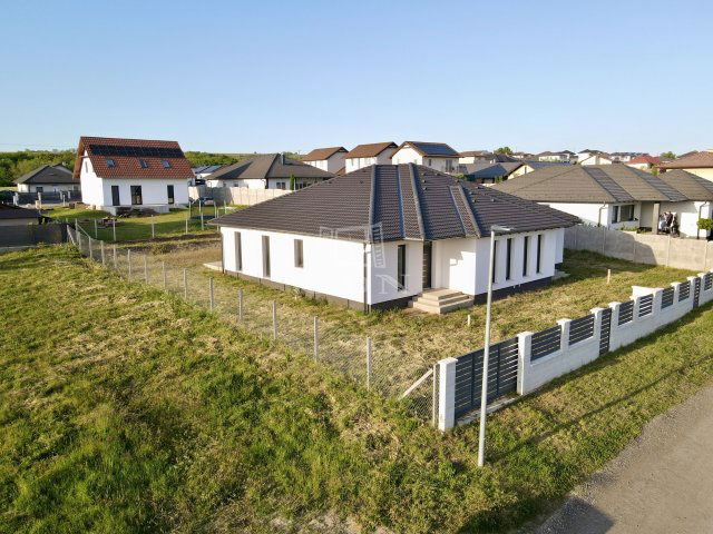 Eladó ikerház, Nagytarcsán 99 M Ft, 4 szobás