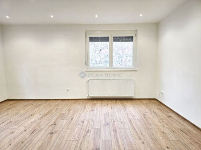 Eladó téglalakás, Pécsett 59.9 M Ft, 3 szobás