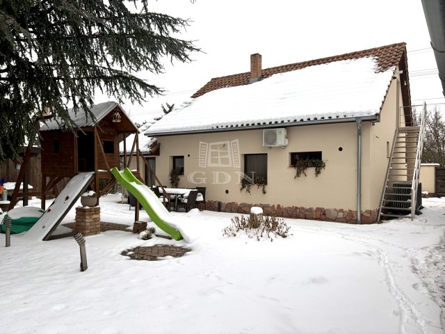 Eladó családi ház, Fóton 144.89 M Ft, 5 szobás