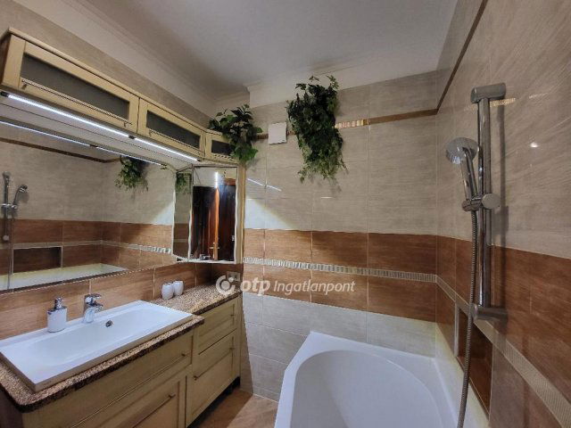 Eladó hotel, Siófokon 689 M Ft / költözzbe.hu