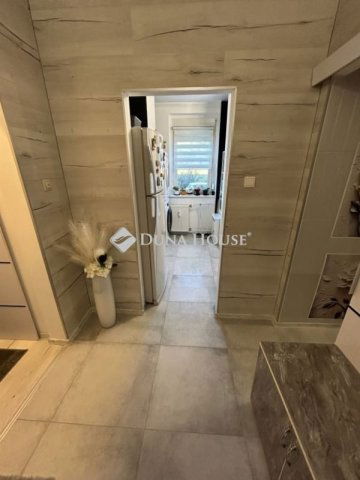 Eladó panellakás, Veszprémben 66.9 M Ft, 3 szobás