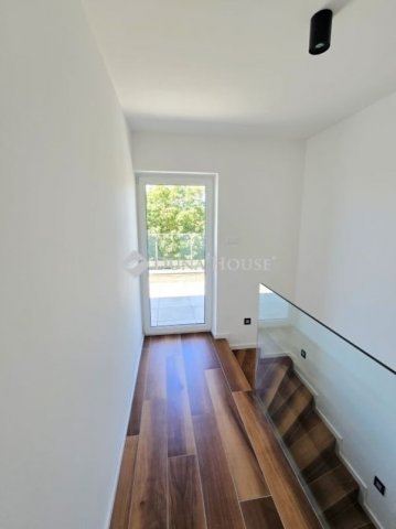 Eladó téglalakás, Pécsett 190 M Ft, 4 szobás