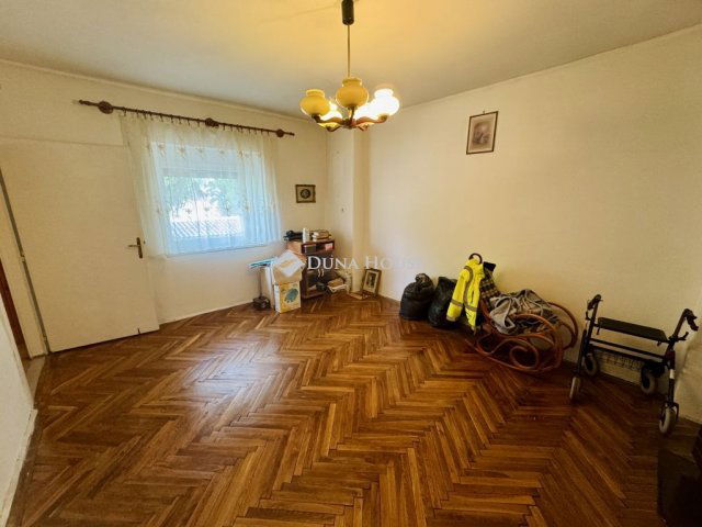 Eladó téglalakás, Komáromban 32 M Ft, 2 szobás
