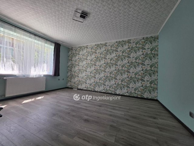 Eladó téglalakás, Pápán 39.99 M Ft, 2 szobás