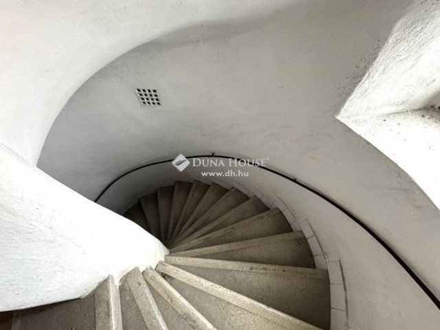 Eladó családi ház, Egerben 218 M Ft, 8 szobás
